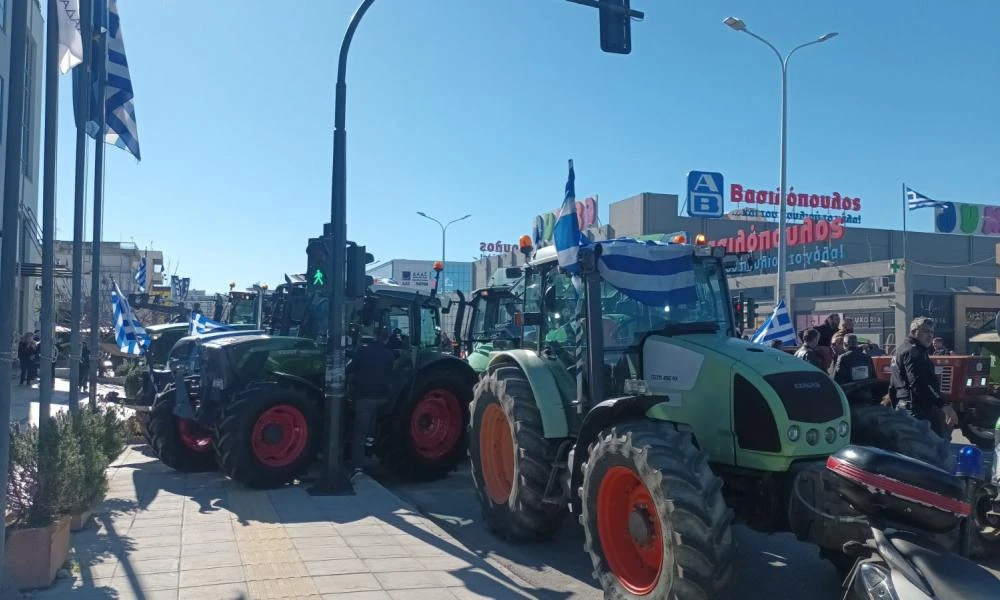 Με τα τρακτέρ στο κέντρο της Πάτρας οι αγρότες έφτασαν στο κτίριο της Περιφέρειας (Βίντεο)